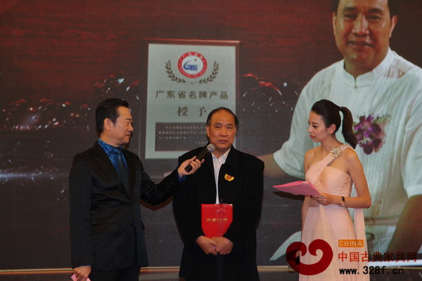 央視主持人趙保樂(左一)采訪了中國紅木家具傳承獎獲得者蕭照興(中) 央視主持人趙保樂(左一)采訪了中國紅木家具傳承獎獲得者蕭照興(中)