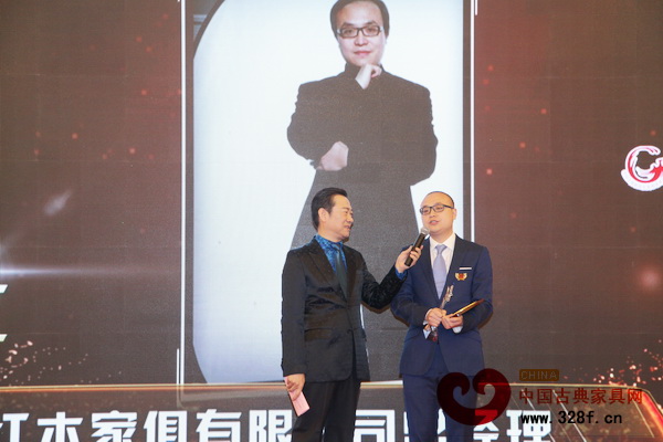 央視知名主持人趙保樂（左）現(xiàn)場采訪杜長江