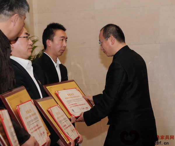 故宮博物院副研究員、明清宮廷家具專家周京南給東陽紅木家具市場頒獎