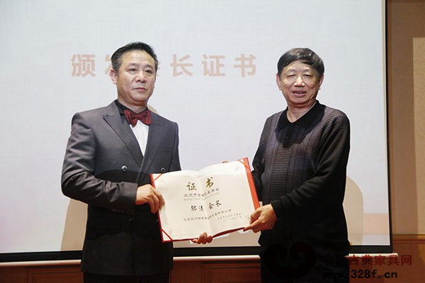 全聯(lián)民間文物藝術(shù)品商會會長宋建文(右)為北京市古典家具商會會長鄔濤(左)頒發(fā)會長證書 全聯(lián)民間文物藝術(shù)品商會會長宋建文(右)為北京市古典家具商會會長鄔濤(左)頒發(fā)會長證書