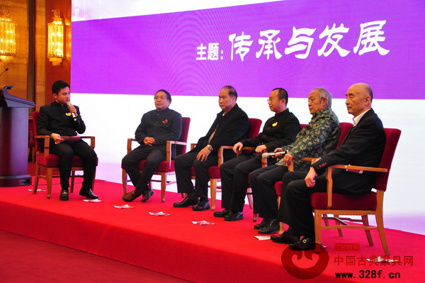 專家、企業(yè)代表就“傳承與發(fā)展”展開探討,(從左起為,《品牌紅木》雜志CEO林偉華、亞太地區(qū)手工藝大師馮文土、中山市紅木家具行業(yè)協(xié)會(huì)會(huì)長蕭照興、故宮博物院副研究員周京南、古典家具傳承工藝大師王秀林、深圳市紅木藝術(shù)協(xié)會(huì)名譽(yù)會(huì)長邵湘文) 專家、企業(yè)代表就“傳承與發(fā)展”展開探討,(從左起為,《品牌紅木》雜志CEO林偉華、亞太地區(qū)手工藝大師馮文土、中山市紅木家具行業(yè)協(xié)會(huì)會(huì)長蕭照興、故宮博物院副研究員周京南、古典家具傳承工藝大師王秀林、深圳市紅木藝術(shù)協(xié)會(huì)名譽(yù)會(huì)長邵湘文)