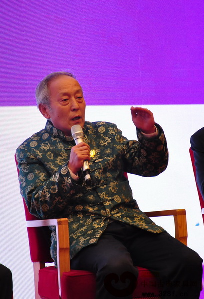 古典家具傳承工藝大師王秀林在論壇上提到企業(yè)要做好紅木文化的傳播 古典家具傳承工藝大師王秀林在論壇上提到企業(yè)要做好紅木文化的傳播