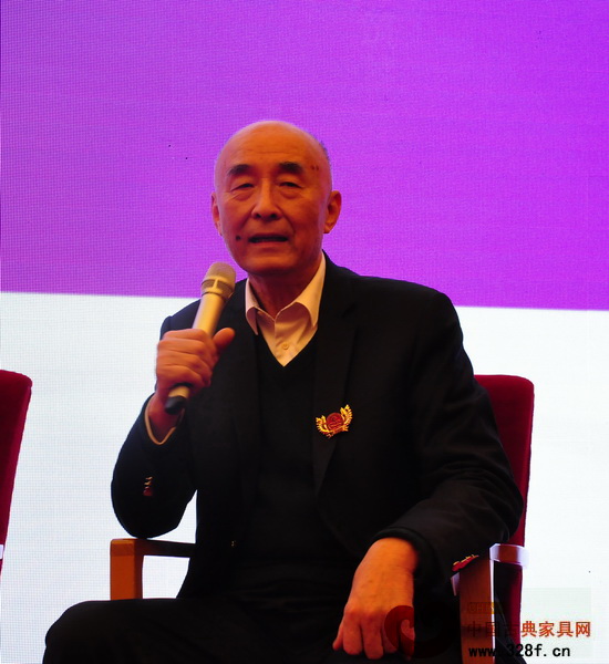 中國傳統(tǒng)工藝大師、深圳泰和園紅木董事長邵湘文認(rèn)為傳承與創(chuàng)新就是繼承歷史上美的東西,再加入時(shí)代的精神 中國傳統(tǒng)工藝大師、深圳泰和園紅木董事長邵湘文認(rèn)為傳承與創(chuàng)新就是繼承歷史上美的東西,再加入時(shí)代的精神