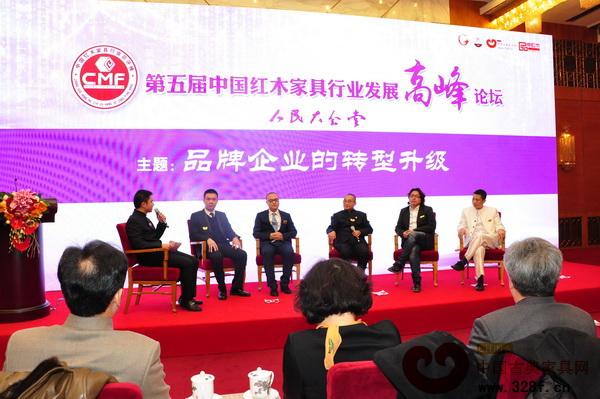 專(zhuān)家、企業(yè)代表就“品牌企業(yè)與轉(zhuǎn)型升級(jí)”展開(kāi)探討,(從左起為,《品牌紅木》雜志CEO林偉華、廣州永華紅木副總經(jīng)理邱志坤、東陽(yáng)卓木王紅木總經(jīng)理杜長(zhǎng)江、中國(guó)高等家具設(shè)計(jì)專(zhuān)業(yè)創(chuàng)始人胡景初、東莞戴為紅木總裁戴愛(ài)國(guó)、中山紅古軒家具總經(jīng)理吳赤宇) 專(zhuān)家、企業(yè)代表就“品牌企業(yè)與轉(zhuǎn)型升級(jí)”展開(kāi)探討,(從左起為,《品牌紅木》雜志CEO林偉華、廣州永華紅木副總經(jīng)理邱志坤、東陽(yáng)卓木王紅木總經(jīng)理杜長(zhǎng)江、中國(guó)高等家具設(shè)計(jì)專(zhuān)業(yè)創(chuàng)始人胡景初、東莞戴為紅木總裁戴愛(ài)國(guó)、中山紅古軒家具總經(jīng)理吳赤宇)