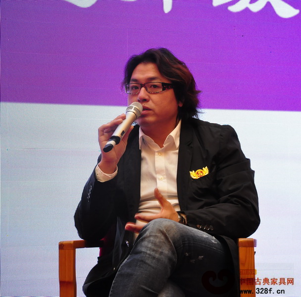 深圳市紅木文化藝術(shù)協(xié)會(huì)執(zhí)行會(huì)長(zhǎng)、戴為紅木總裁戴愛(ài)國(guó)表示,“如今賣(mài)的不僅是紅木,更是一種文化和生活方式” 深圳市紅木文化藝術(shù)協(xié)會(huì)執(zhí)行會(huì)長(zhǎng)、戴為紅木總裁戴愛(ài)國(guó)表示,“如今賣(mài)的不僅是紅木,更是一種文化和生活方式”