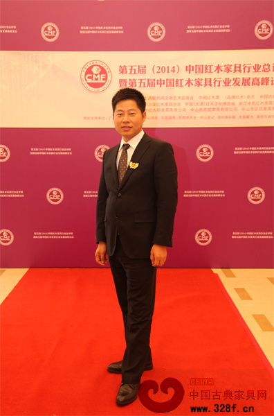 名典紅木總經(jīng)理朱永德攝于“2014紅木總評榜”頒獎(jiǎng)典禮紅毯 名典紅木總經(jīng)理朱永德攝于“2014紅木總評榜”頒獎(jiǎng)典禮紅毯