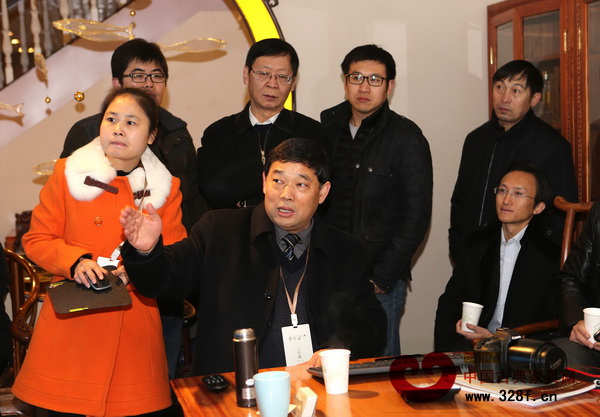 東作云紅木文化產(chǎn)業(yè)投資有限公司總經(jīng)理劉春林講解“東作云”工作流程 東作云紅木文化產(chǎn)業(yè)投資有限公司總經(jīng)理劉春林講解“東作云”工作流程