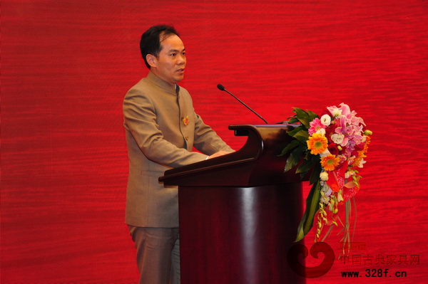 大涌鎮(zhèn)黨委書記黃紅全在北京人民大會堂作《推進盛世紅木發(fā)展,共建中國紅木盛世》報告 大涌鎮(zhèn)黨委書記黃紅全在北京人民大會堂作《推進盛世紅木發(fā)展,共建中國紅木盛世》報告