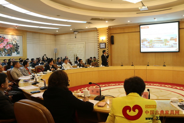 交流會上,紅博城代表向現(xiàn)場領導及大師們進行項目推介 交流會上,紅博城代表向現(xiàn)場領導及大師們進行項目推介