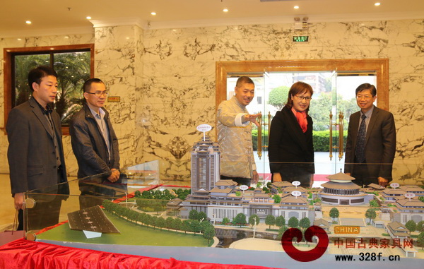 “中山-潮州兩地文化產業(yè)對接交流會”現(xiàn)場,紅博城董事長林孟禮(中)向嘉賓們介紹紅博城項目 “中山-潮州兩地文化產業(yè)對接交流會”現(xiàn)場,紅博城董事長林孟禮(中)向嘉賓們介紹紅博城項目