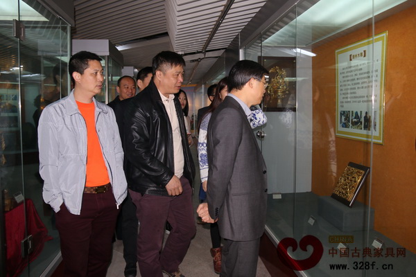 中山市文廣新局局長羅建華(右一)、廣東省紅木商會會長吳赤宇(左一)、紅博城副總經(jīng)理林志洪(中)參觀潮州非遺博物館 中山市文廣新局局長羅建華(右一)、廣東省紅木商會會長吳赤宇(左一)、紅博城副總經(jīng)理林志洪(中)參觀潮州非遺博物館