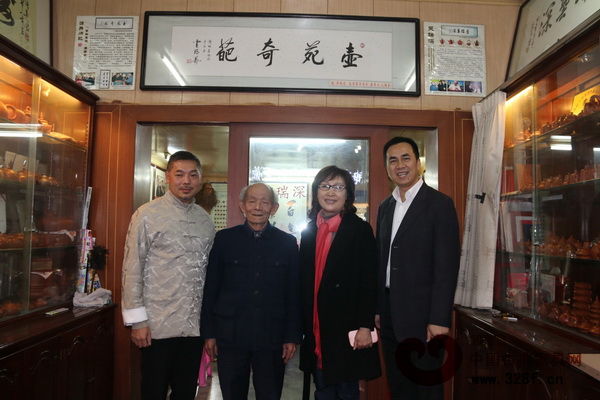 潮州市政協(xié)副主席李娜(右二)、紅博城董事長林孟禮(左一)、中山市元一沉香董事長黃仲斌(右一)專程拜訪82歲高齡的手拉壺大師吳瑞深 潮州市政協(xié)副主席李娜(右二)、紅博城董事長林孟禮(左一)、中山市元一沉香董事長黃仲斌(右一)專程拜訪82歲高齡的手拉壺大師吳瑞深