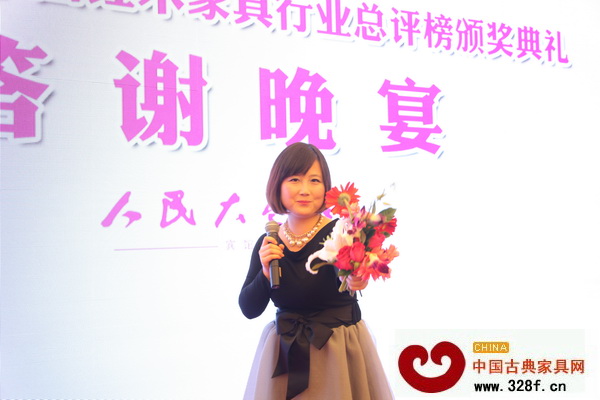 《品牌紅木》雜志員工的傾情演唱把晚宴氣氛推向了高潮 《品牌紅木》雜志員工的傾情演唱把晚宴氣氛推向了高潮