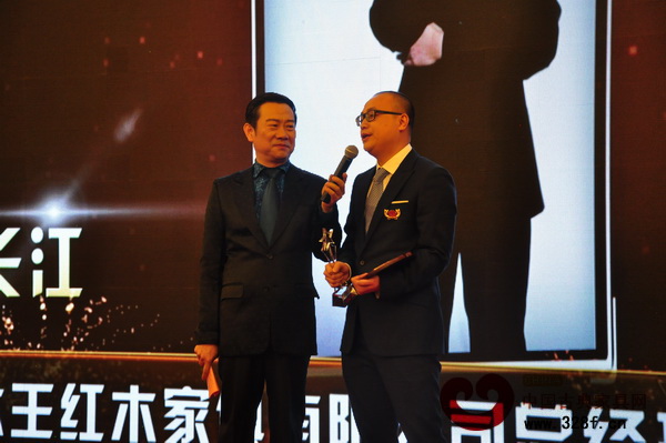 央視知名主持人趙保樂現(xiàn)場采訪東陽卓木王紅木總經(jīng)理杜長江 央視知名主持人趙保樂現(xiàn)場采訪東陽卓木王紅木總經(jīng)理杜長江
