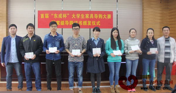 華農(nóng)林學(xué)院黨委副書記林偉波(右一)和東成紅木市場(chǎng)總監(jiān)樂緒文(左一)為同學(xué)們頒發(fā)證書 華農(nóng)林學(xué)院黨委副書記林偉波(右一)和東成紅木市場(chǎng)總監(jiān)樂緒文(左一)為同學(xué)們頒發(fā)證書