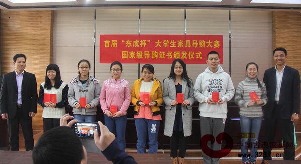 華農(nóng)林學(xué)院副院長(zhǎng)郭迪杰(右一)和東成紅木人事行政經(jīng)理謝建華(左一)為同學(xué)們頒發(fā)證書 華農(nóng)林學(xué)院副院長(zhǎng)郭迪杰(右一)和東成紅木人事行政經(jīng)理謝建華(左一)為同學(xué)們頒發(fā)證書
