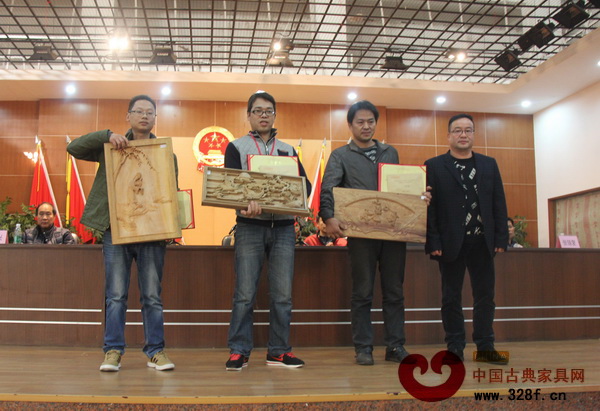 東成紅木代表(左二)榮獲三等獎(jiǎng) 東成紅木代表(左二)榮獲三等獎(jiǎng)