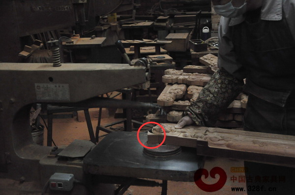 在檢測(cè)中心工作人員的見證下,由藝紅軒紅木員工現(xiàn)場(chǎng)裁樣 在檢測(cè)中心工作人員的見證下,由藝紅軒紅木員工現(xiàn)場(chǎng)裁樣