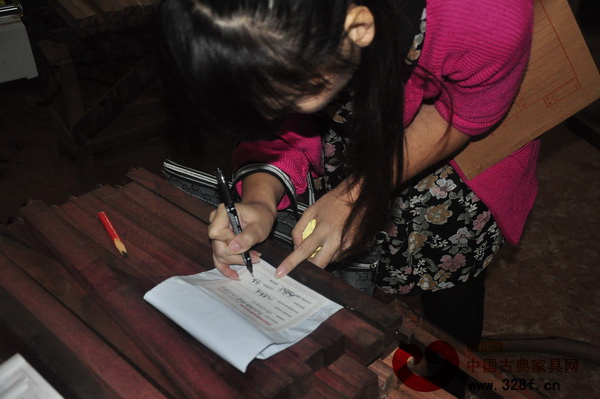 工作人員將樣品封存保管,并在封條上簽名確定 工作人員將樣品封存保管,并在封條上簽名確定