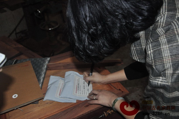 藝紅軒紅木負(fù)責(zé)人確定送檢樣品無誤后,在封條上簽名確定 藝紅軒紅木負(fù)責(zé)人確定送檢樣品無誤后,在封條上簽名確定