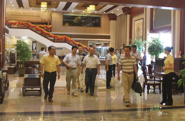 廣東省林業(yè)廳專(zhuān)家一行蒞臨東成紅木實(shí)地考察 廣東省林業(yè)廳專(zhuān)家一行蒞臨東成紅木實(shí)地考察