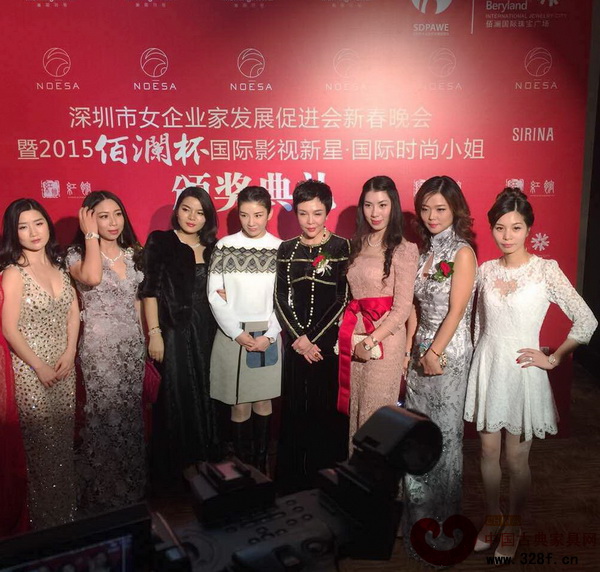 戴為紅木總經(jīng)理翁肖尤（右二）與促進(jìn)會(huì)會(huì)員們一起同知名演員黃弈（右五）合影留念