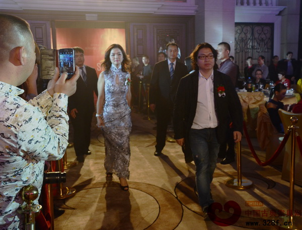 戴為紅木總裁戴愛(ài)國(guó)攜夫人翁肖尤一同走上紅地毯，步入盛典座位席