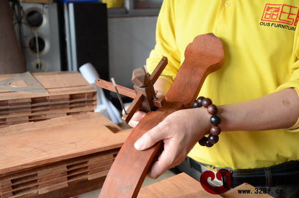 馬俊華對(duì)雕刻部件進(jìn)行修改 馬俊華對(duì)雕刻部件進(jìn)行修改