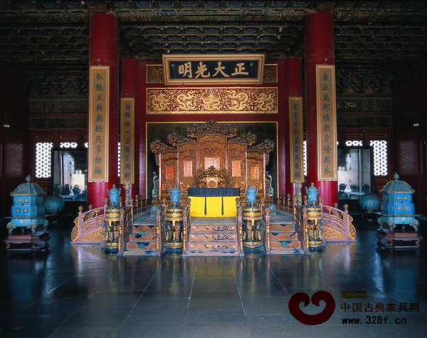 故宮乾清宮內(nèi)高高在上的龍椅寶座 故宮乾清宮內(nèi)高高在上的龍椅寶座