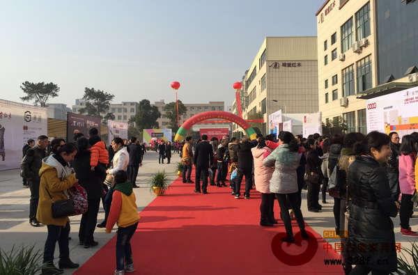 第二屆明堂紅木工廠直供日暨工行VIP私享會(huì)在明堂紅木工業(yè)園舉行