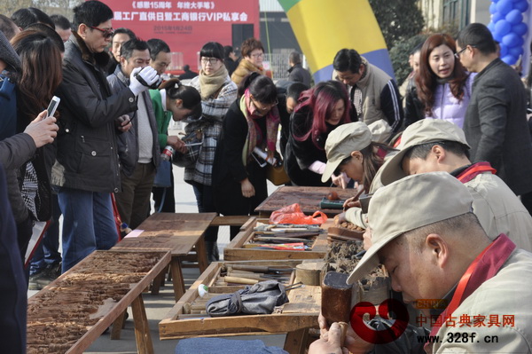 手工雕刻展示區(qū)吸引了大家的圍觀