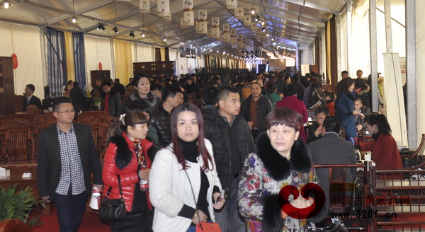 臨時(shí)展區(qū)內(nèi)人潮涌動(dòng)