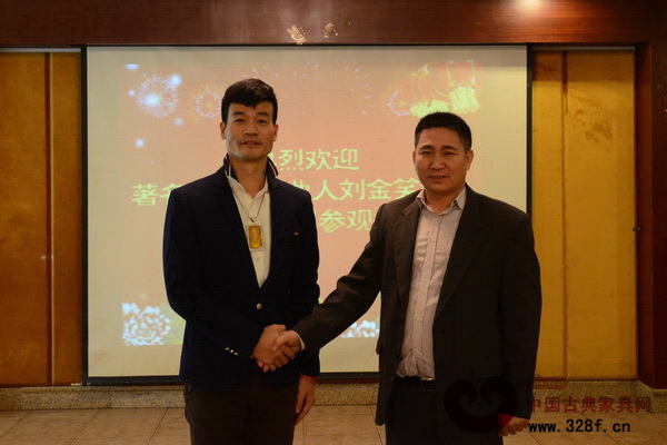 劉金笑導(dǎo)演（左）與唐明居紅木董事長胡高華合影