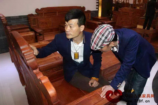 在唐明居紅木董事長胡高華的帶領(lǐng)下，劉金笑導(dǎo)演認(rèn)真欣賞展廳內(nèi)的每一款紅木家具