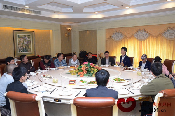 交流會上，大家就紅木家具和電影這兩種不同的藝術(shù)類別進(jìn)行交流 