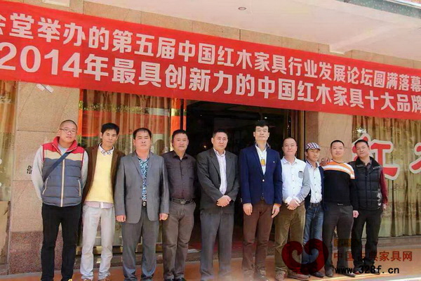 唐明居紅木董事長胡高華（左五）與劉金笑導(dǎo)演一行在展廳外留影