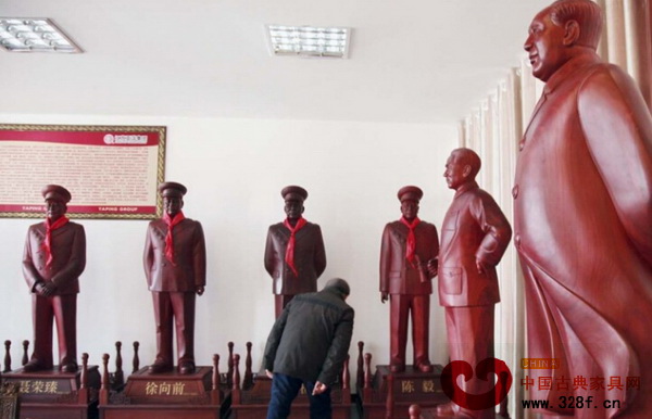 2013年2月22日,游客在江蘇南通忠孝園內(nèi)參觀“四大偉人”和“十大元帥”雕像 2013年2月22日,游客在江蘇南通忠孝園內(nèi)參觀“四大偉人”和“十大元帥”雕像