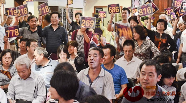 2013年9月21日,北京,市民在紅木會(huì)館參加紅木拍賣會(huì) 2013年9月21日,北京,市民在紅木會(huì)館參加紅木拍賣會(huì)