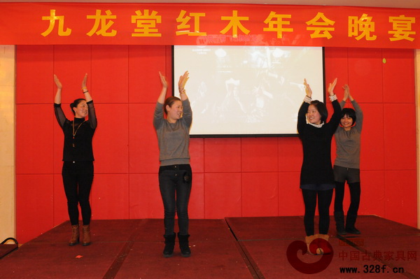 九龍?zhí)娩N售部員工正在進行舞蹈表演 九龍?zhí)娩N售部員工正在進行舞蹈表演