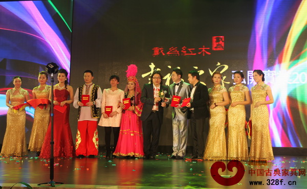 戴為紅木總裁戴愛國（右六）為征文大賽獲獎者頒獎