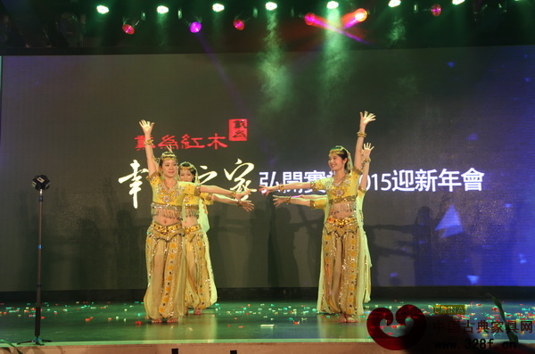 戴為紅木員工演繹舞蹈《掀起你的蓋頭來》