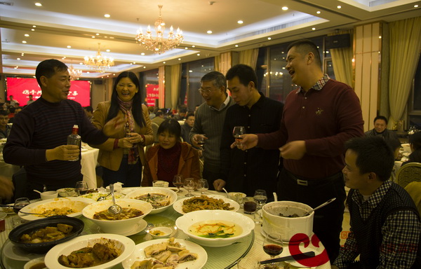 志成紅木高層領(lǐng)導(dǎo)與員工敬酒表感謝及祝福 志成紅木高層領(lǐng)導(dǎo)與員工敬酒表感謝及祝福