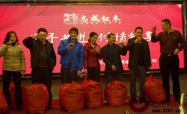 志成紅木董事長李正倫(右)為中獎員工頒獎,中獎員工十分開心 志成紅木董事長李正倫(右)為中獎員工頒獎,中獎員工十分開心