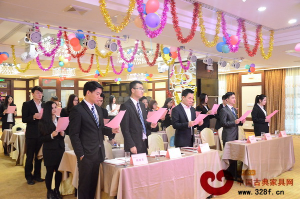 全體員工齊唱司歌,拉開總結(jié)大會(huì)序幕 全體員工齊唱司歌,拉開總結(jié)大會(huì)序幕