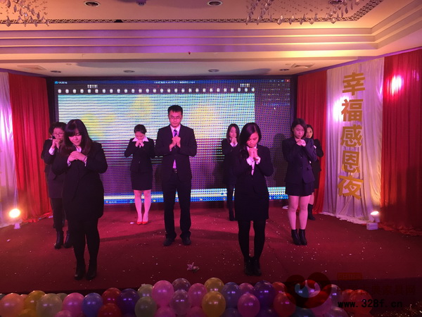 一曲動(dòng)人的手語舞《感恩的心》給晚會(huì)畫上了圓滿的句號(hào) 一曲動(dòng)人的手語舞《感恩的心》給晚會(huì)畫上了圓滿的句號(hào)