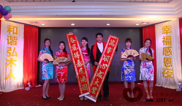 設(shè)計(jì)部與行政部表演了精彩的《詠春》古典舞 設(shè)計(jì)部與行政部表演了精彩的《詠春》古典舞