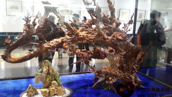 海南黃花梨根雕現(xiàn)身于蘇州太湖游客中心 海南黃花梨根雕現(xiàn)身于蘇州太湖游客中心