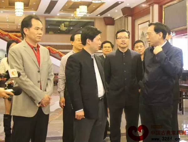 中山市市長(zhǎng)陳良賢(右一)一行到大涌紅木企業(yè)開(kāi)展新春慰問(wèn) 中山市市長(zhǎng)陳良賢(右一)一行到大涌紅木企業(yè)開(kāi)展新春慰問(wèn)