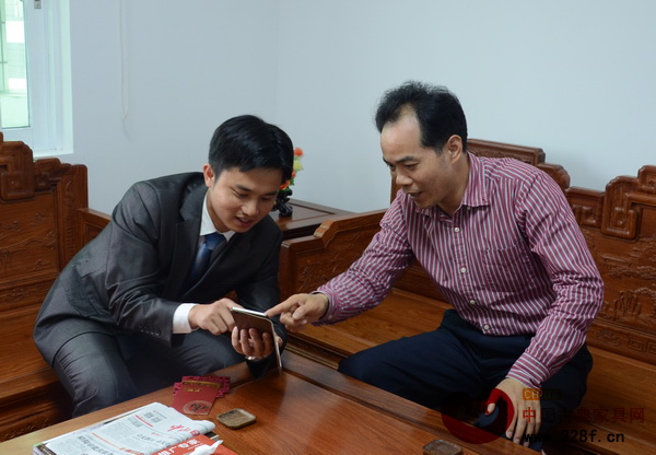 弘木傳媒CEO林偉華為大涌鎮(zhèn)黨委書記黃紅全(右)介紹新媒體應用在紅木行業(yè)中的作用 弘木傳媒CEO林偉華為大涌鎮(zhèn)黨委書記黃紅全(右)介紹新媒體應用在紅木行業(yè)中的作用