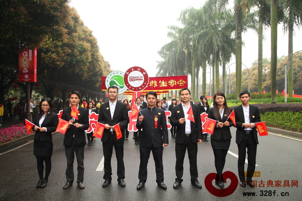 《品牌紅木》雜志CEO林偉華(中)與他的團隊合影 《品牌紅木》雜志CEO林偉華(中)與他的團隊合影